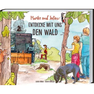 Kinderbuchcover: "Marike und Julius: Entdecke mit uns den Wald" zeigt Kinder, die hinter einem Baum stehen und einen großen Forsttraktor mit einer Person im gelben Schutzanzug beobachten. Ein Hund schnüffelt, ein Eichhörnchen klettert am Baum.