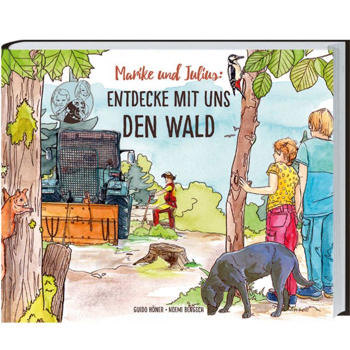 Kinderbuchcover: "Marike und Julius: Entdecke mit uns den Wald" zeigt Kinder, die hinter einem Baum stehen und einen gro&szlig;en Forsttraktor mit einer Person im gelben Schutzanzug beobachten. Ein Hund schn&uuml;ffelt, ein Eichh&ouml;rnchen klettert am Baum.